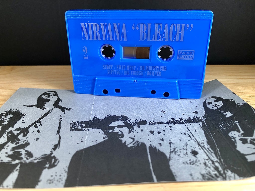 [CASSETTE] Nirvana 'Bleach' (Blew Edition - Cassette azul limitado a 1989 copias) * Edición agotada a nivel mundial * NUEVO, no sellado (caja con detalle)